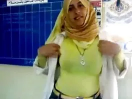 Шейла порно с бабички Мари се радва на по -млад любовник в див секс